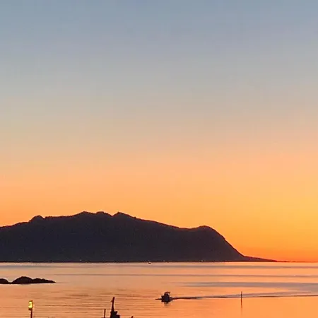 Lägenhet Laukvik Suites *